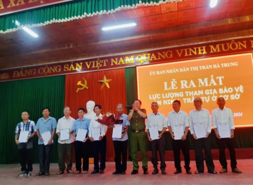 ảnh trao QĐ1.jpg